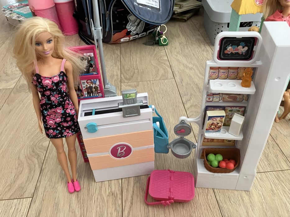 Lalka Barbie na zakupach
