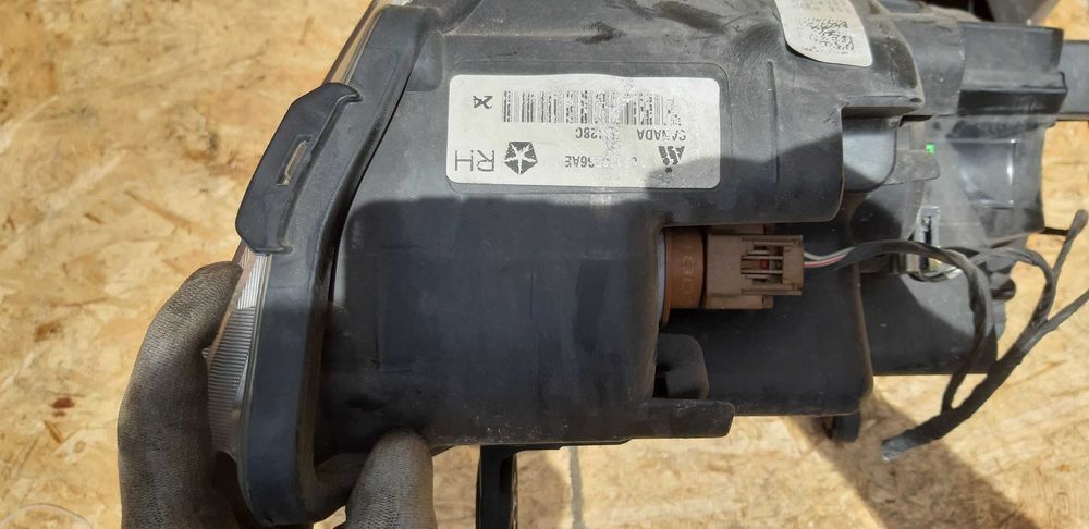 Lampa przednia Chrysler Voyager 11-18r prawa oryg