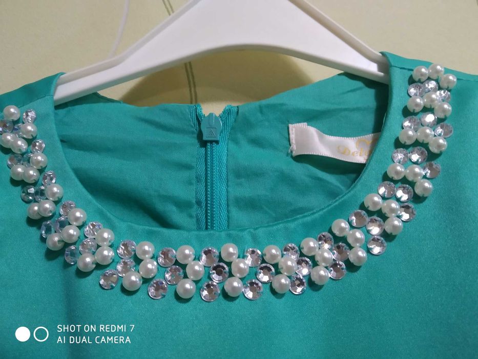 Нарядное платье р.98 зеленое на хлопковой подкладке