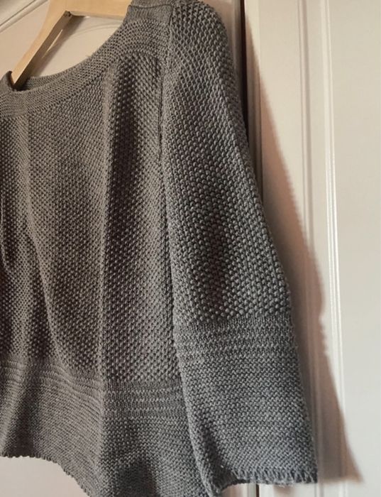 Camisola de malha cinzenta