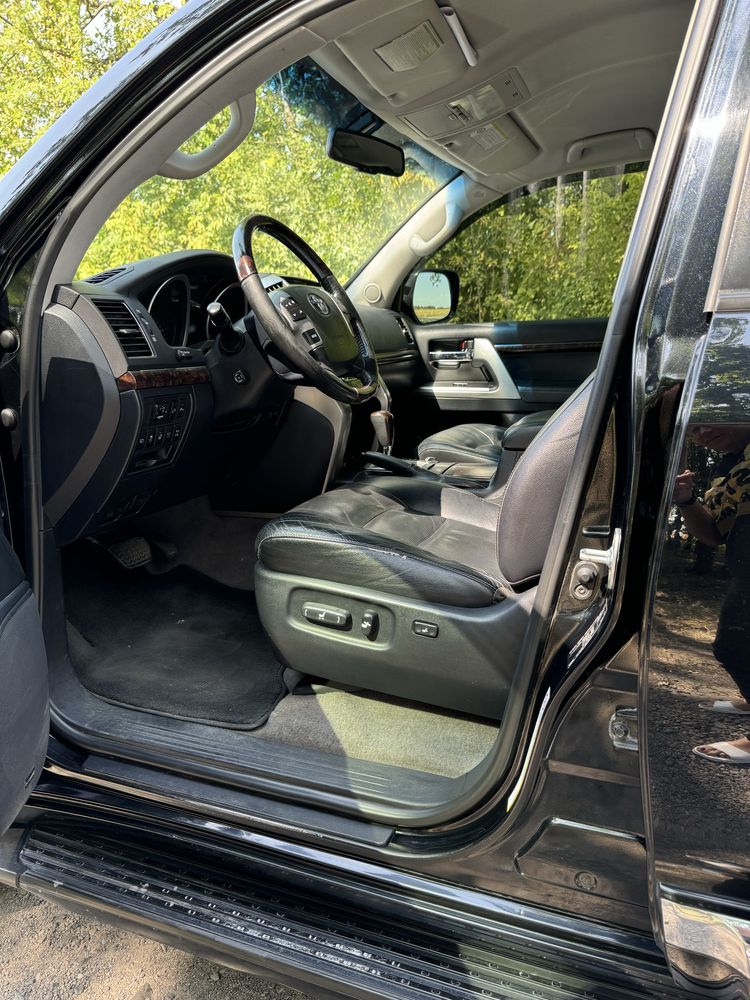 Продам Toyota Land Cruiser 200