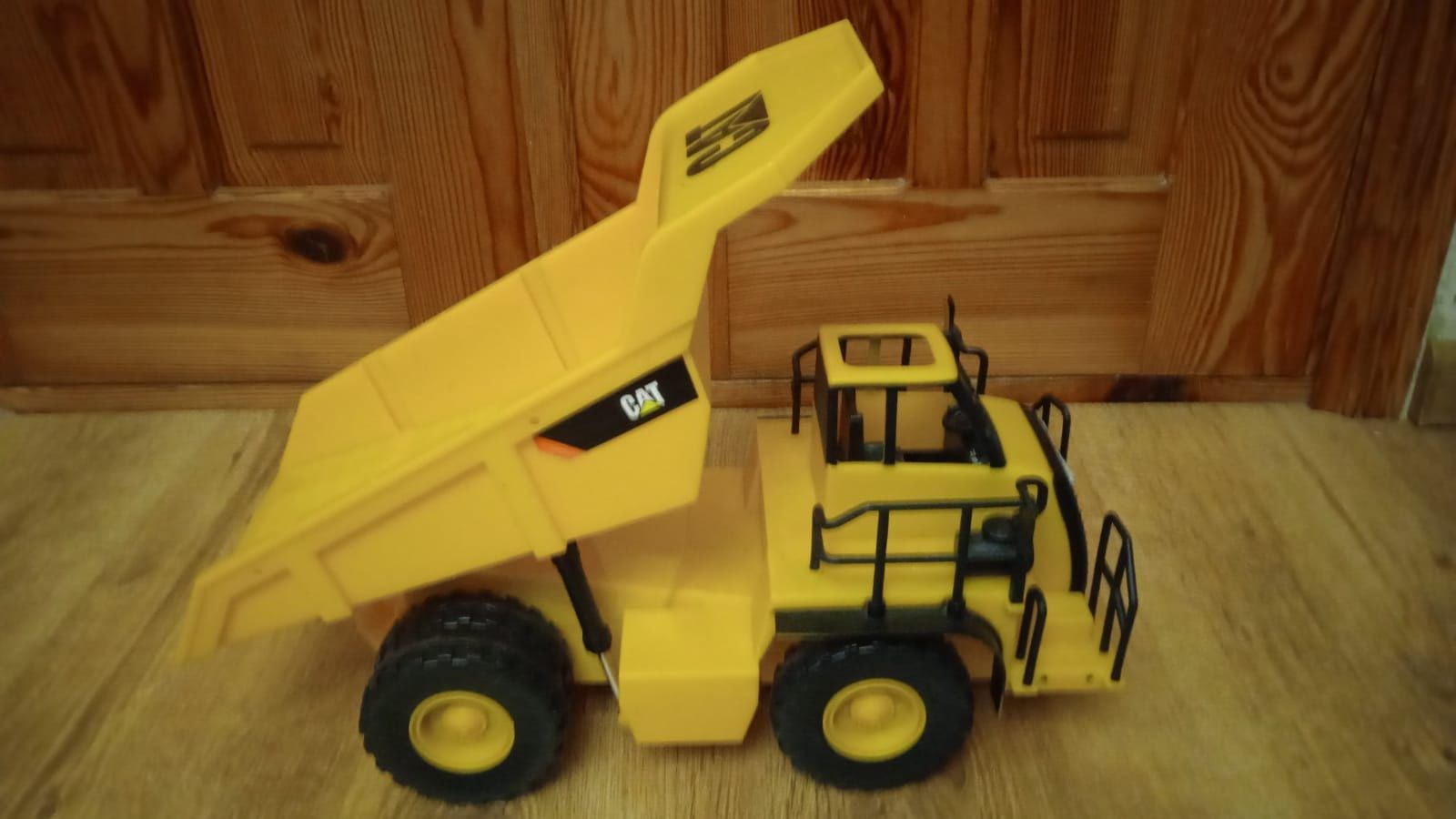 Самосвал большой Cat, matchbox