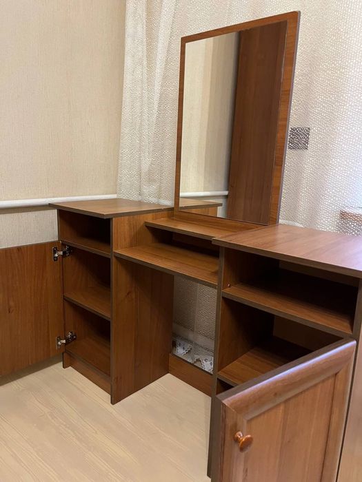 Столик з дзеркалом для спальні чи вітальні