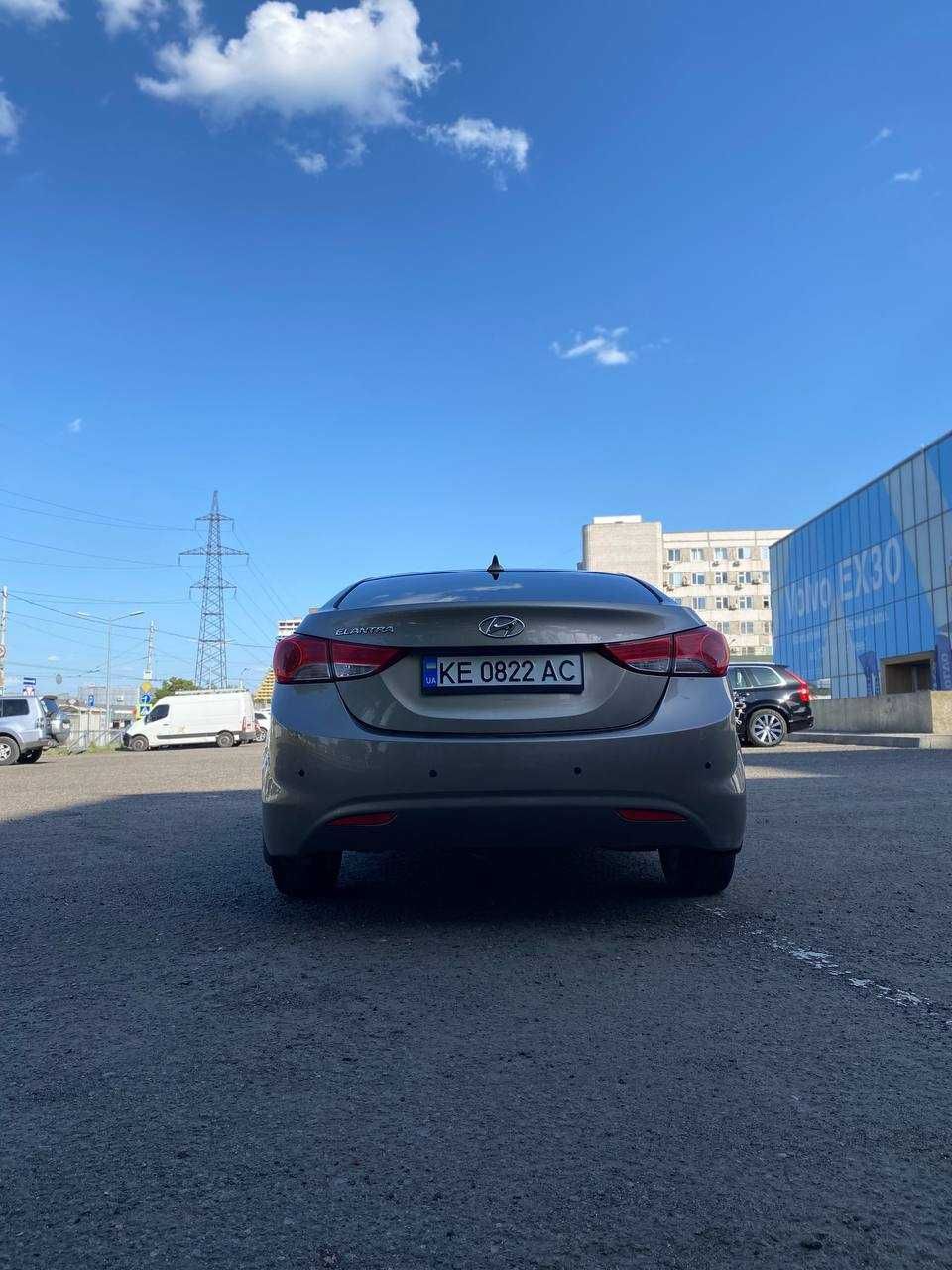 Hyundai Elantra 2012. 1.8 газ/бензин. Автомат.