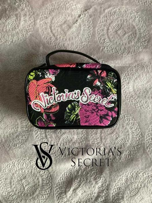 Kosmetyczka Victoria’s Secret z kwiatowym motywem, czarna