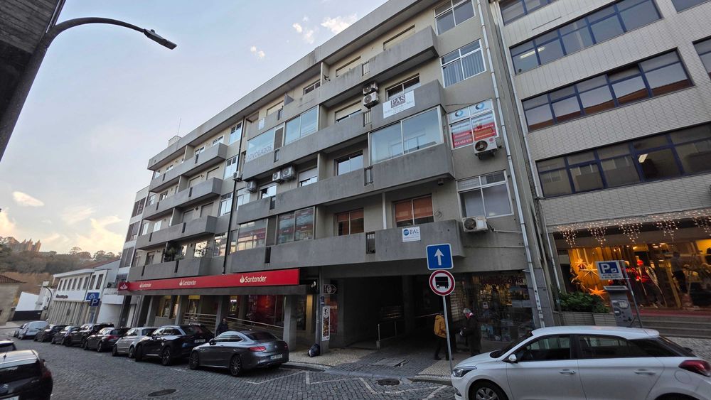 Escritório c/ Varanda no Centro da Feira | Junto Tribunal e Finanças.