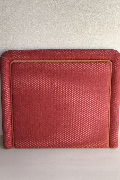 Cabeceira cama estufada em beje e bordeaux