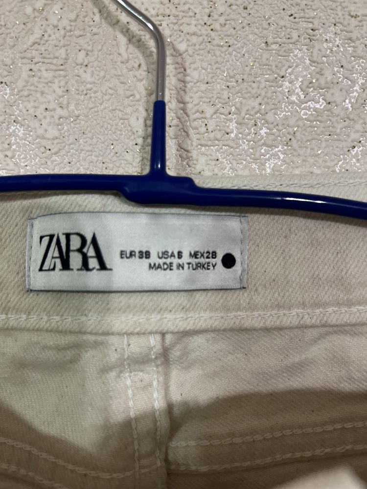 Бежевые джинсы Zara