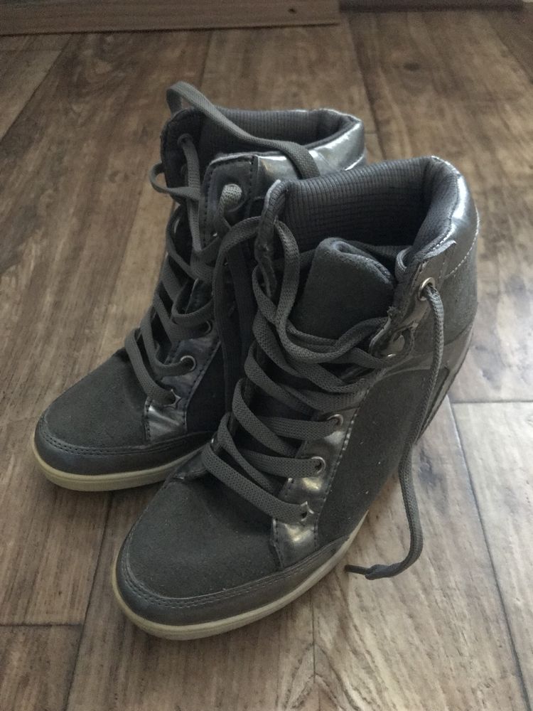 Ботинки кросовки на каблуке серые