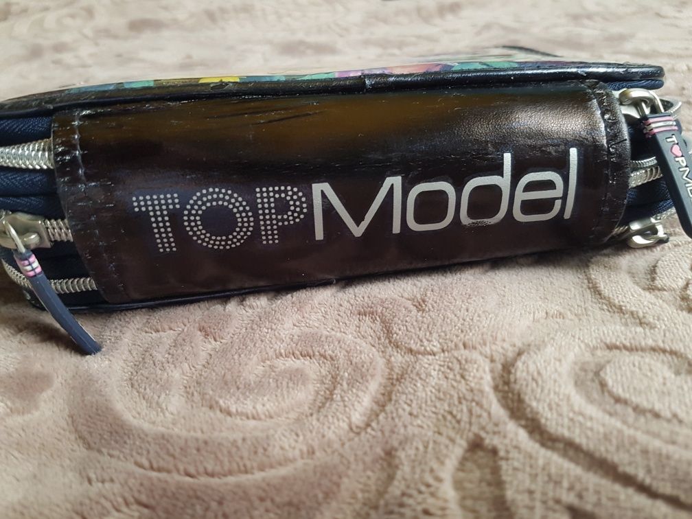 Piórnik z dziewczyną,  nastolatka 3 komorowy Top model