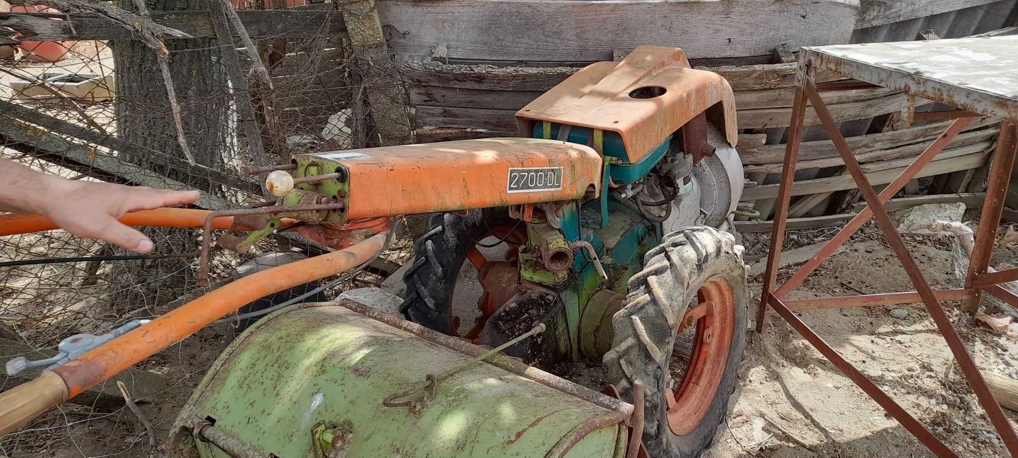 Motocultivador com frese e charrua 18 cv
