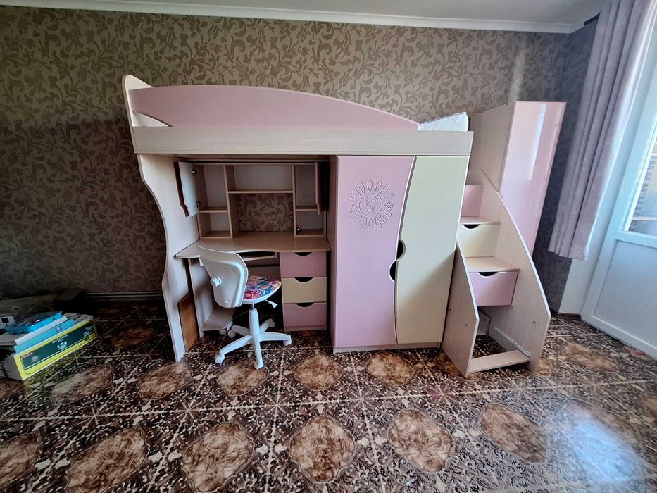 Детскую мебель шкаф кровать стол комплект.