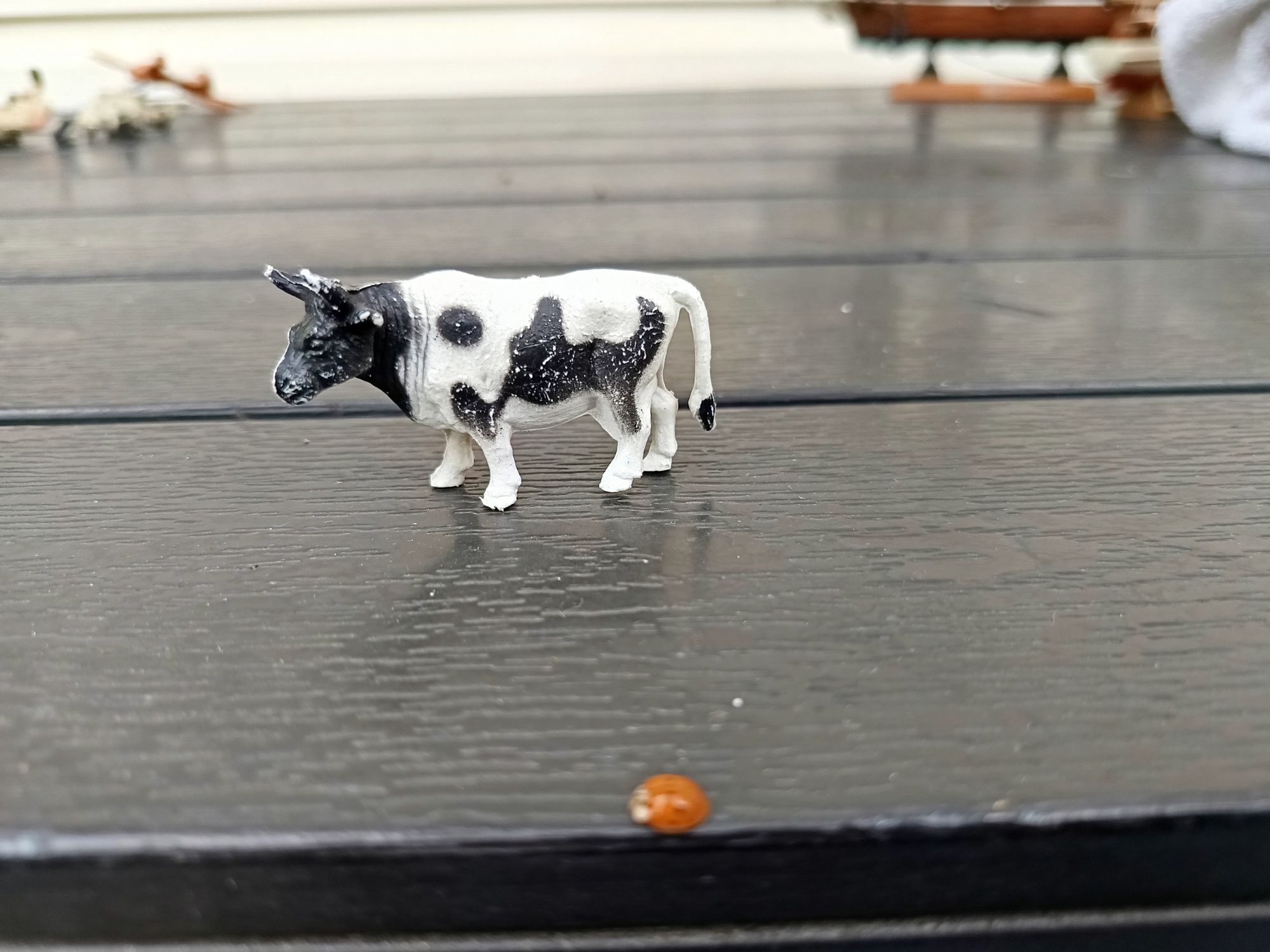 Figurka czarno- białej krowy, krowa