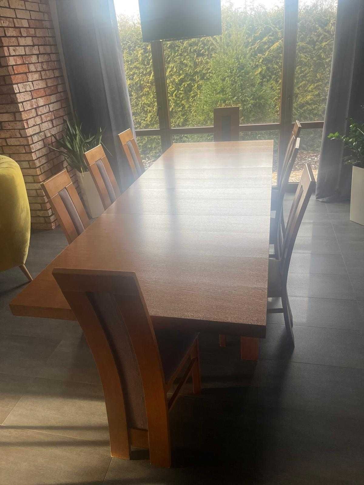 Duży stół rozkładany do salonu z krzesłami