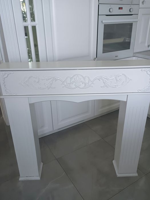 Biała konsola dekor