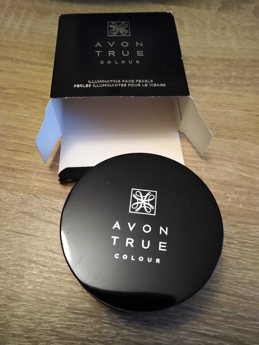 Rozświetlające perełki do twarzy Avon