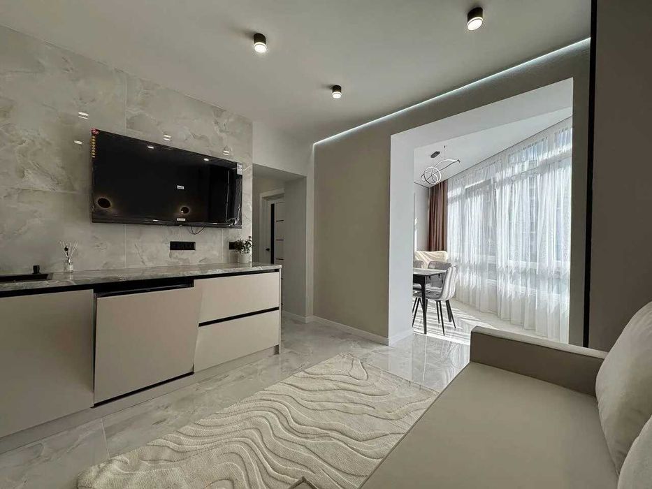 Укомплектована однокімнатна біля озера