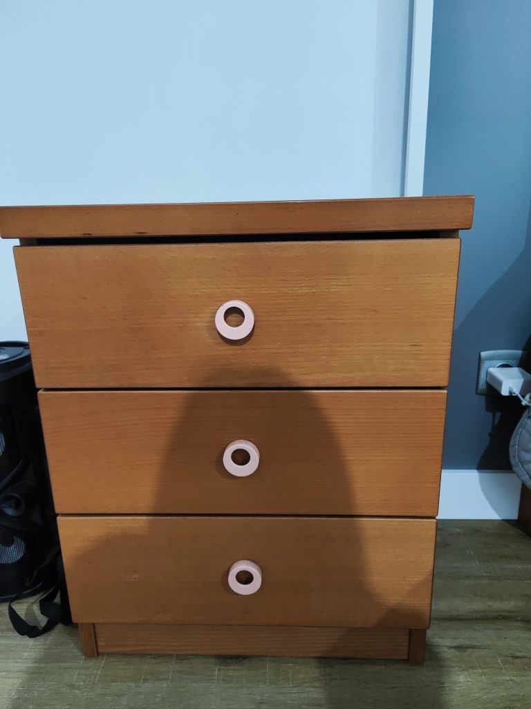 Cama e mesa de cabeceira para menina
