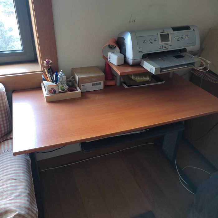 Secretária Staples com prateleira para impressora e outra p teclado