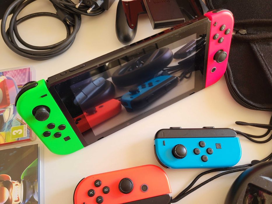 Nintendo Switch - c/ 4 comandos, 2 volantes e 4 jogos