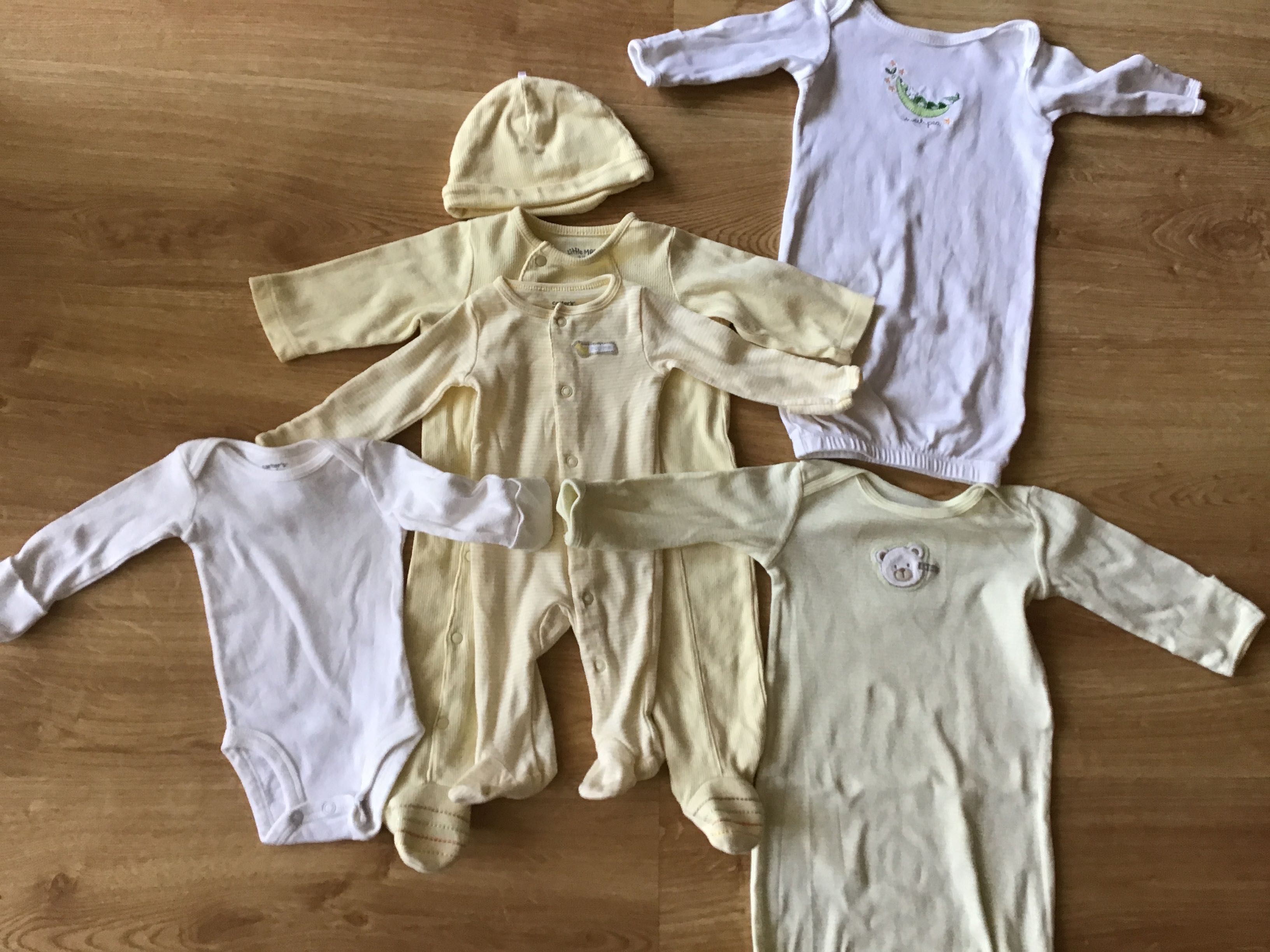 Śpioszki niemowlęce 5 pak. :2p,1śpioszki z czapką 3 m i 2 dł.koszulki