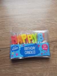 Świeczki urodzinowe  które tworzą napis Happy Birthday