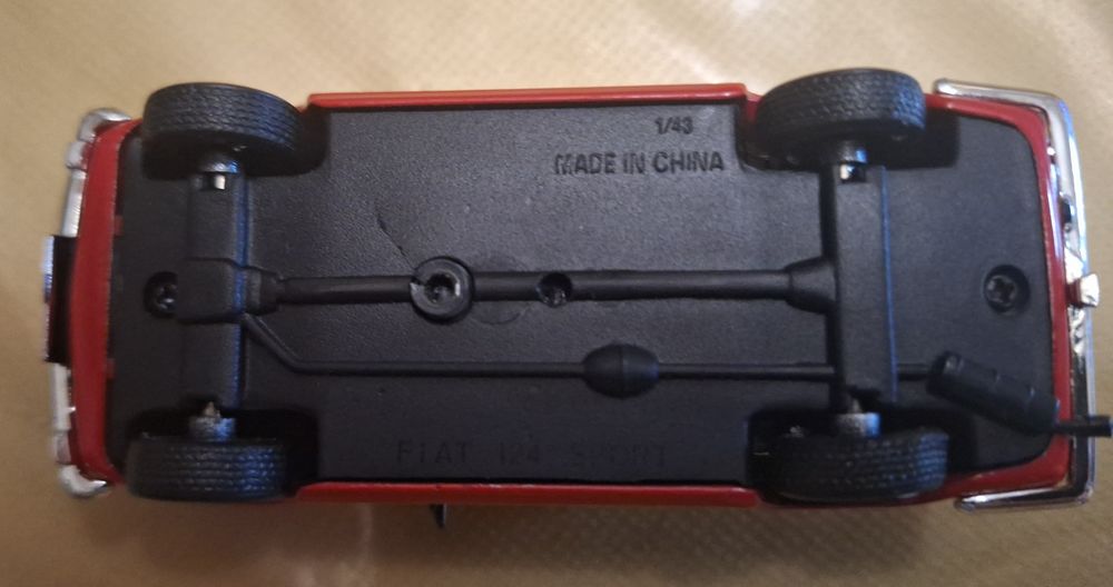 Miniatura escala 1:43 Fiat 124 Sport