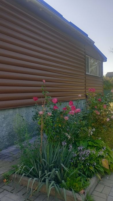 Продаж 2-поверх.чудового будинку біля водойми.