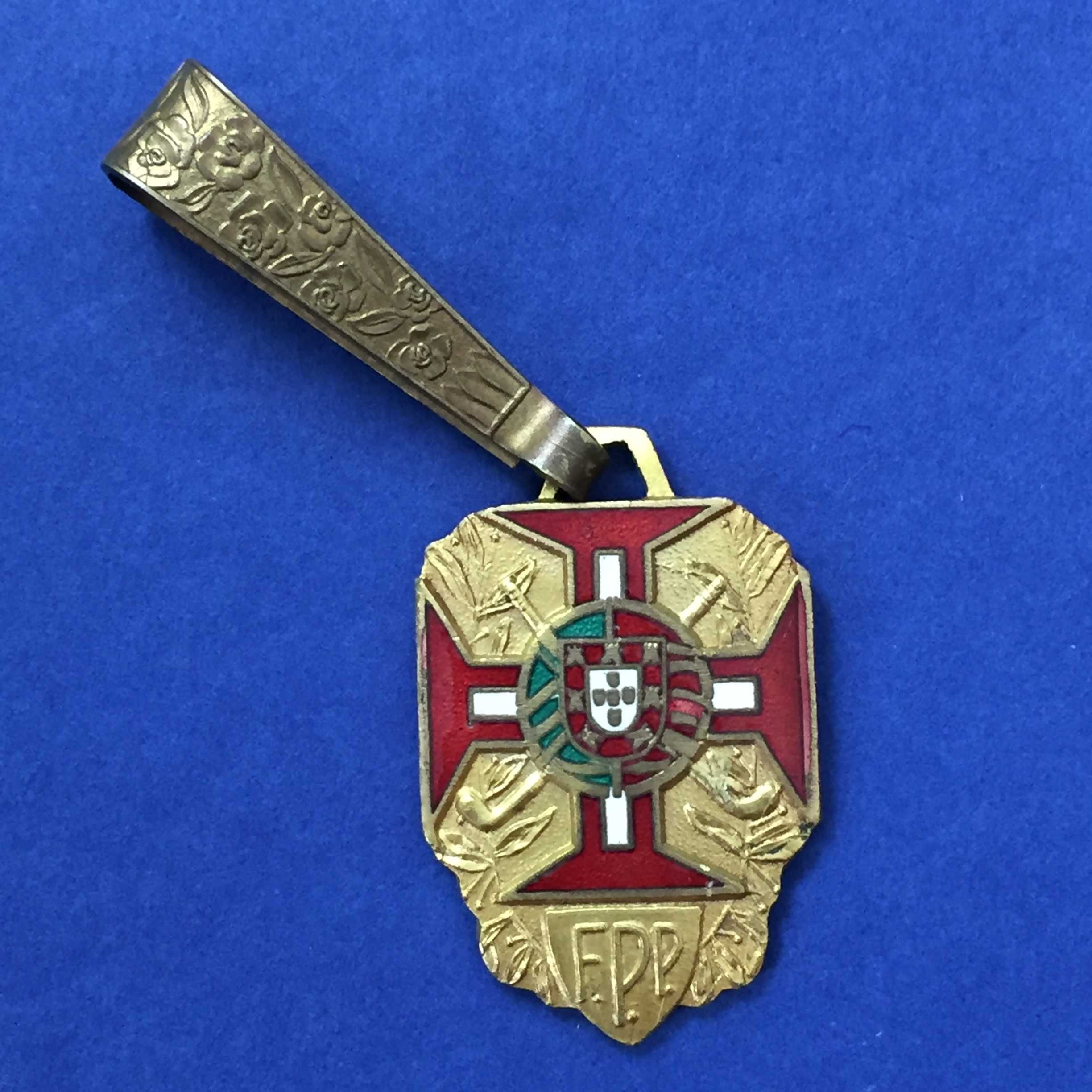 medalha FEDERAÇÃO PORTUGUESA DE PATINAGEM - latão e esmalte