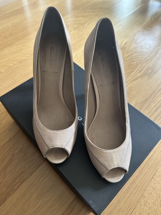 Sapatos de salto alto (peep toe) em pele