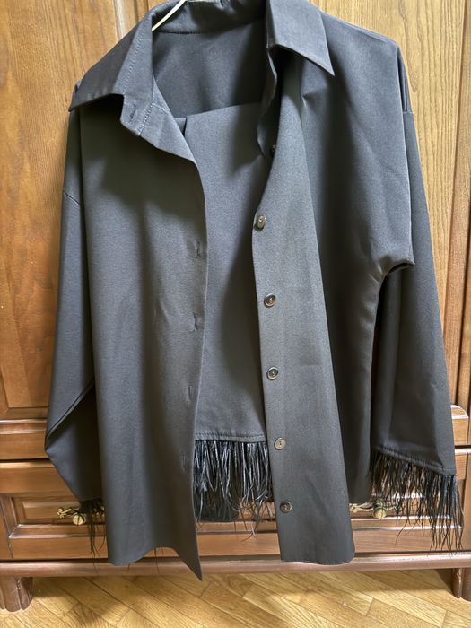 Костюм чорний з пірʼям