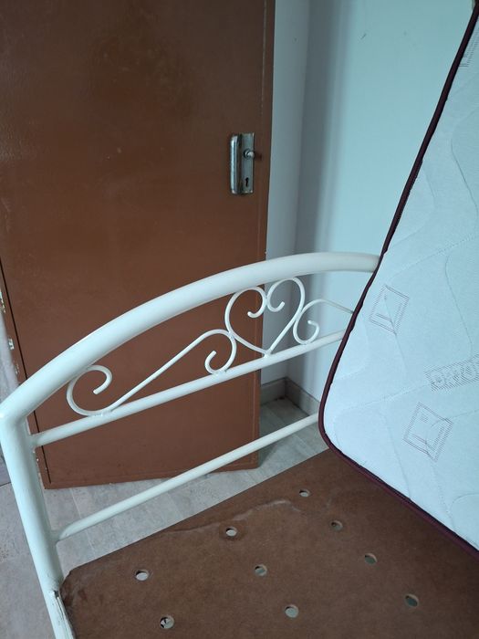 Cama solitário em ferro com estrado