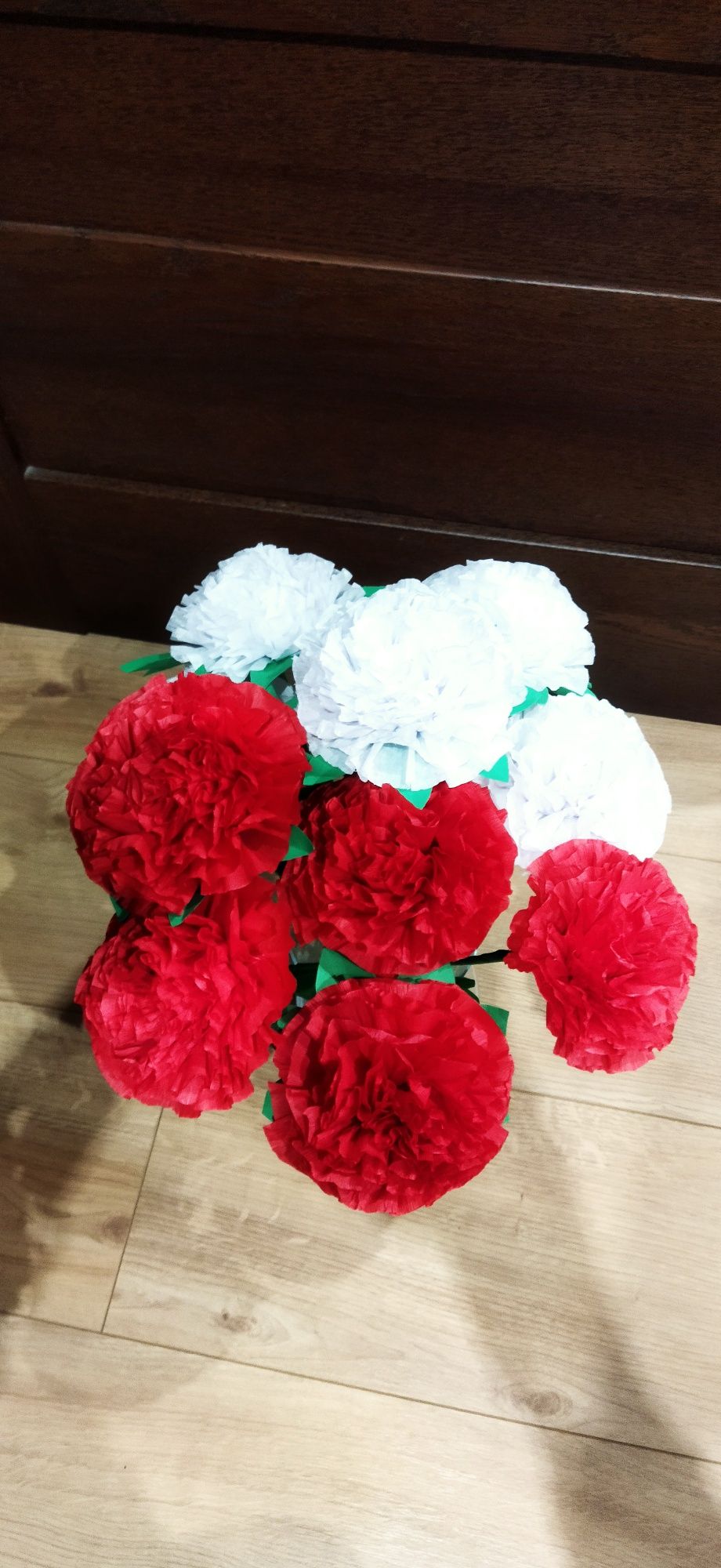 Kwiaty z bibuły białe i czerwone 3 maja 11 listopada Święto Niepodległ