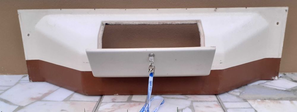 Frente de caixa para atrelado, com tampa e fechadura