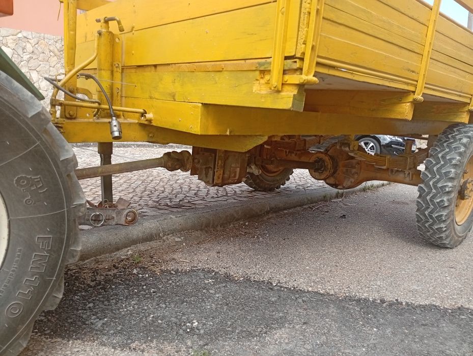 Reboque agrícola com tração.