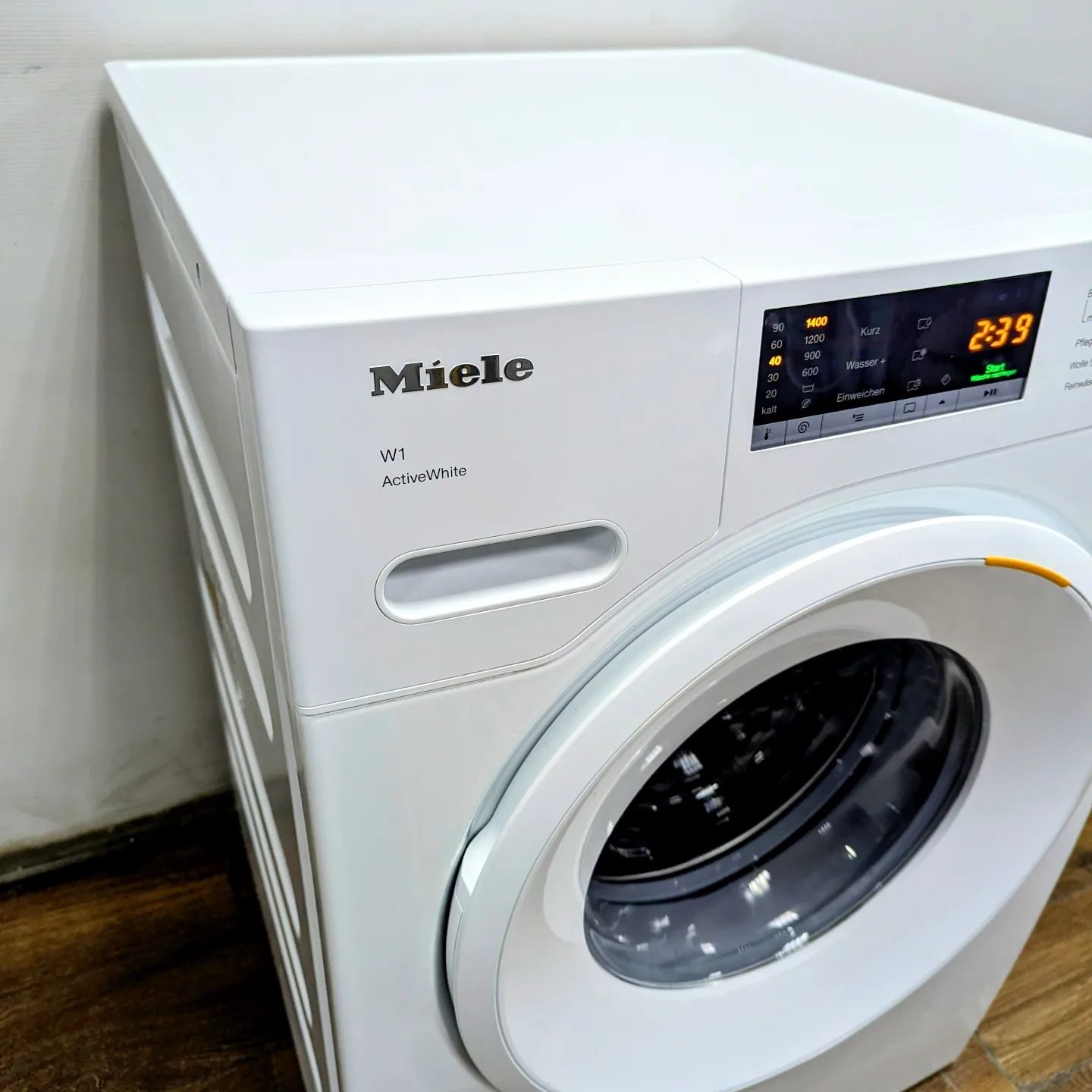 Майже нова преміальна пральна машина MIELE W1 2023 року випуску / Мили