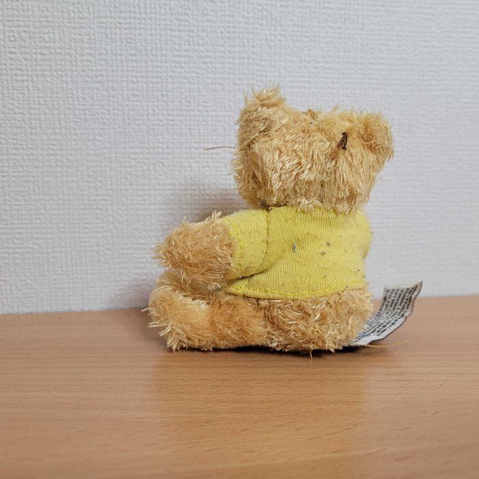 Mały miś w żółtej koszulce z napisem Happy Birthday Keel Toys