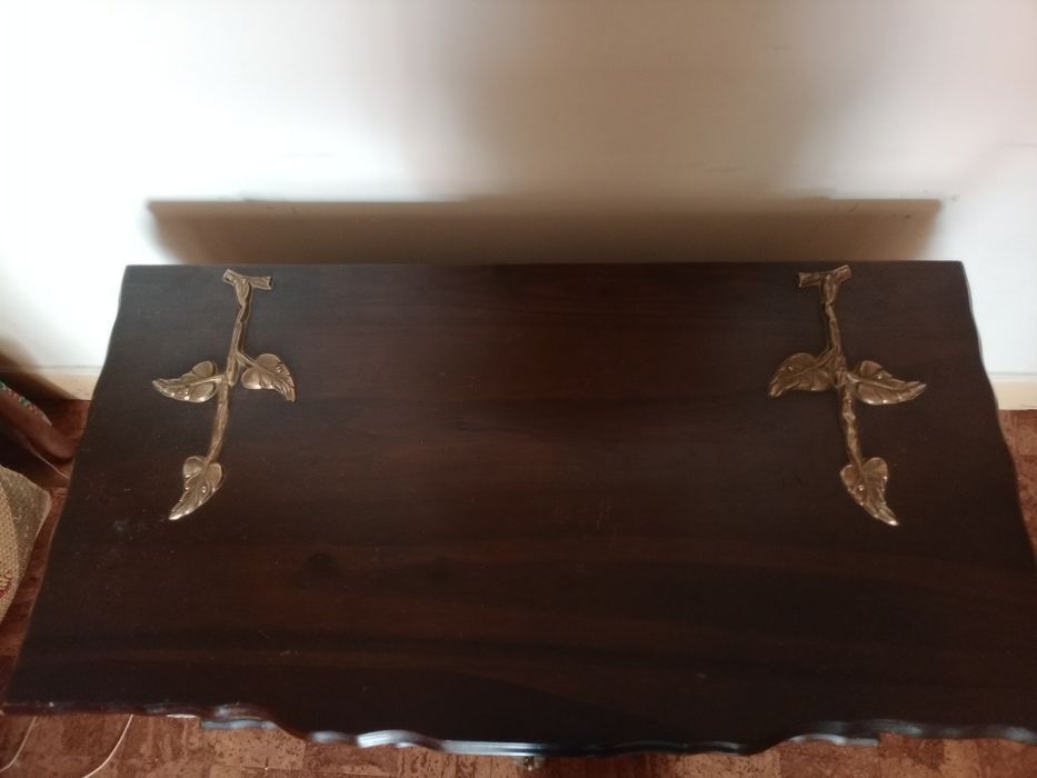 Arca em madeira maciça de nogueira