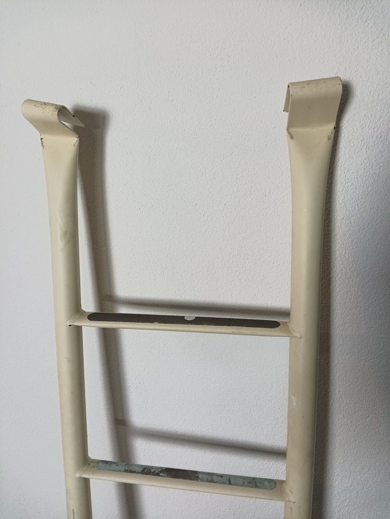 Escadote material ferro
