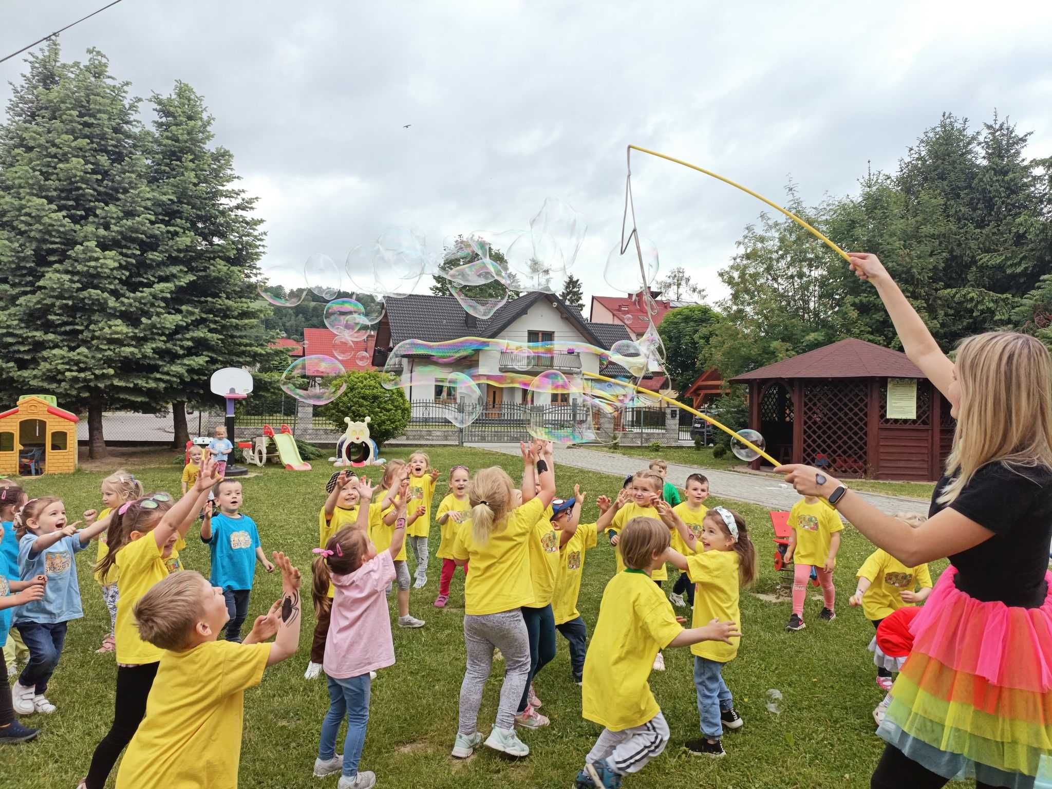 Animator zabaw dla dzieci ma wesela, urodziny, komunie i pikniki.