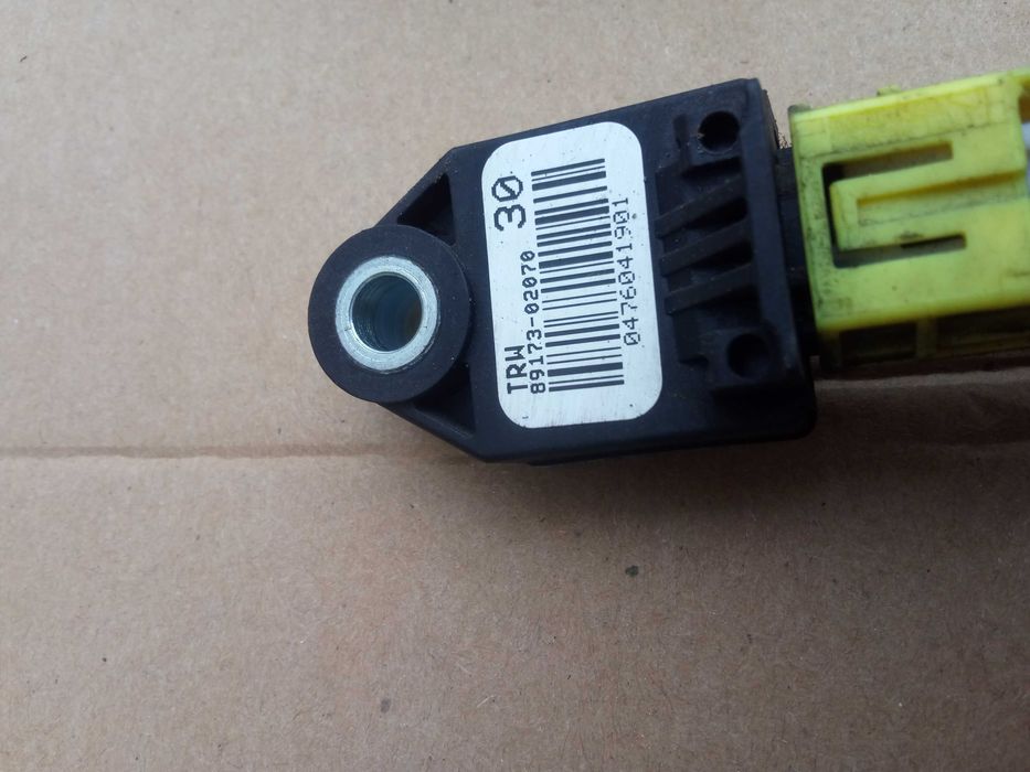 toyota verso 13-18 lift czujnik airbag przód używany