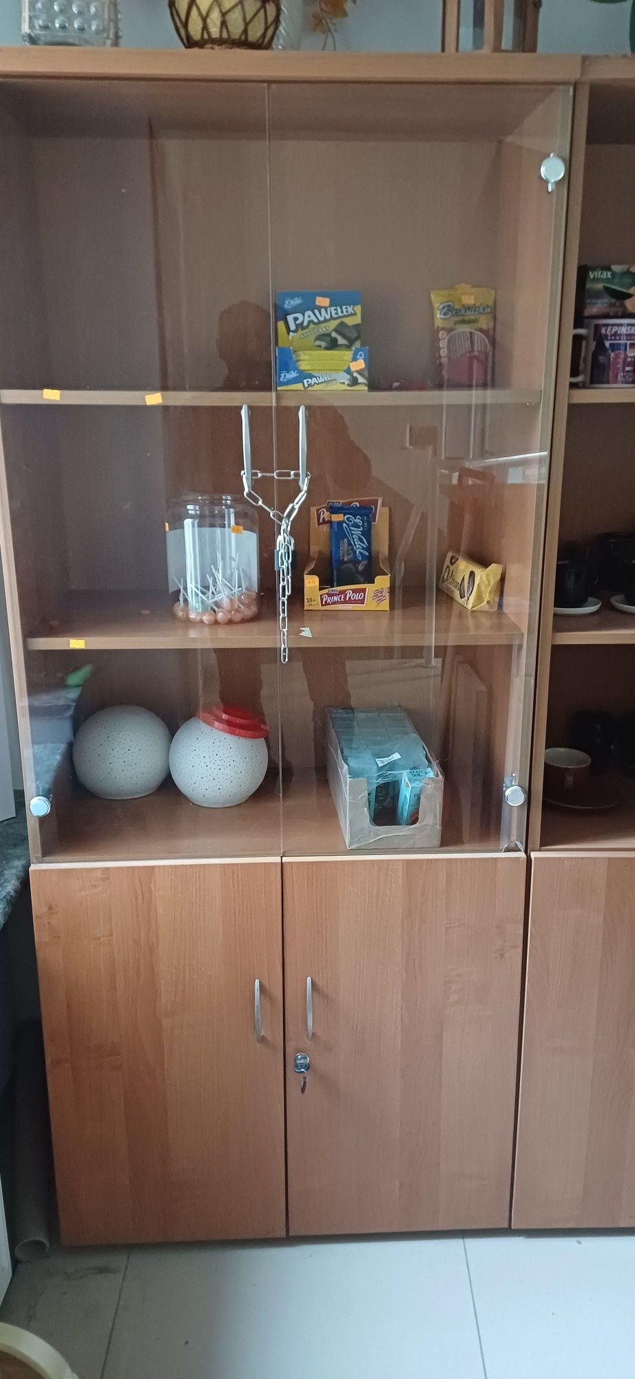 Szafka ze szklanymi drzwiami