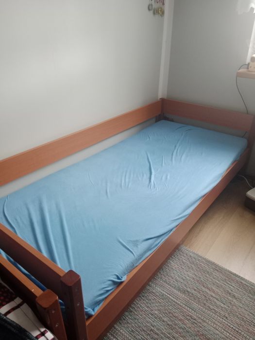 Łóżko drewniane z szufladami i barierką