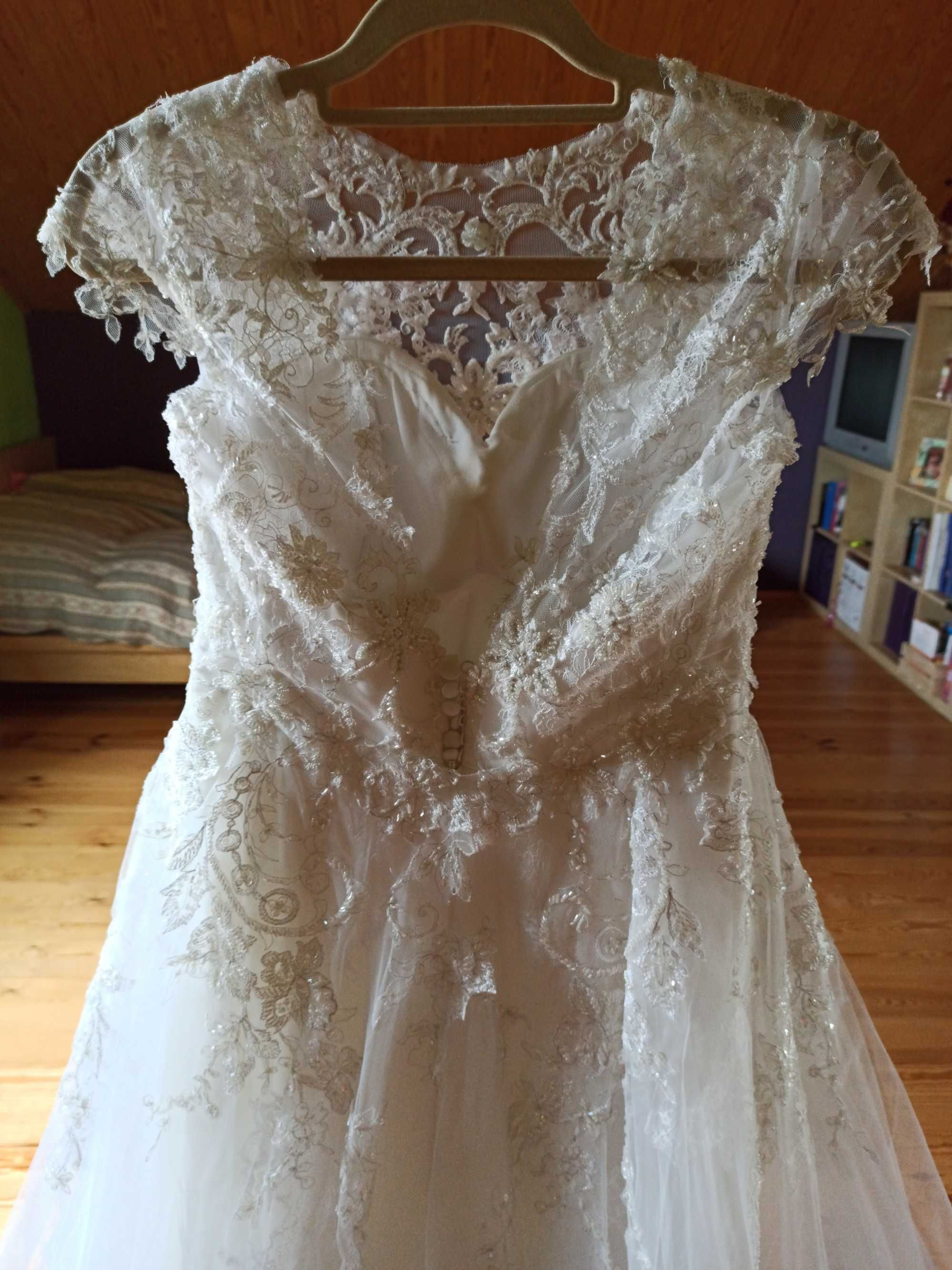 Suknia ślubna tiulowa z koronkami