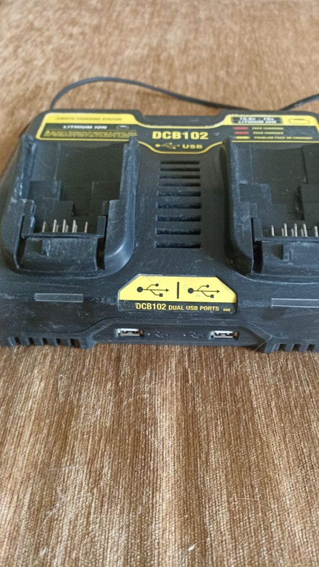 Зарядний пристрій Dewalt DCB102 (2 гнізда+2 USB)