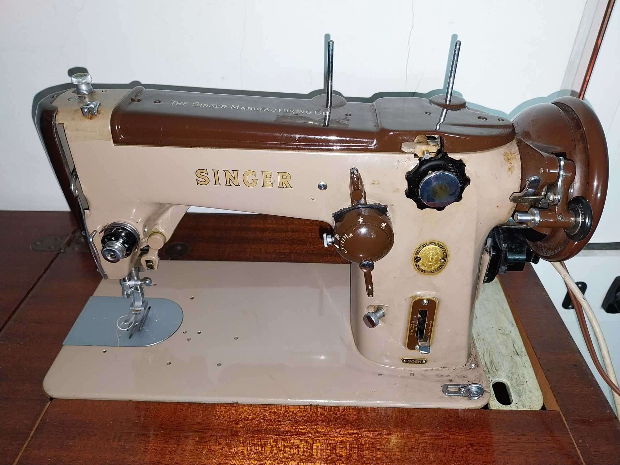 Maquina Costura Singer 306 - Antiga com Móvel