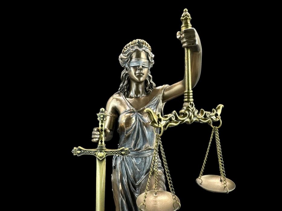 Klęcząca Temida  z  Nożykiem  do  Listów VERONESE WU77560A4