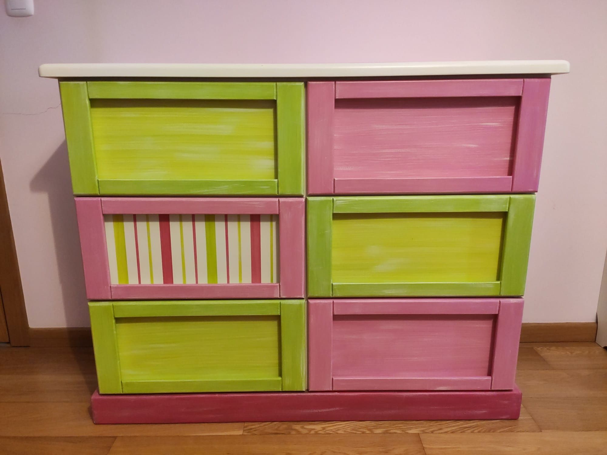 Conjunto mobília cómoda e mesa de cabeceira