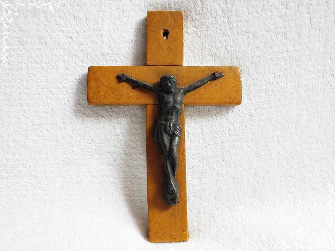 Stary Krzyż z ciemnego drewna do powieszenia nad drzwiami