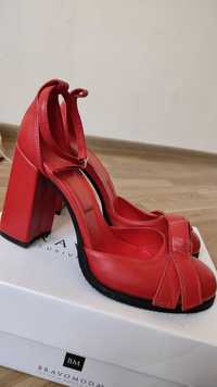 Червоні шкіряні туфлі-босоніжки